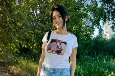 ALEKS NIKOLIĆ SPREMNA ZA PRVI VASKRS SA ĆERKOM: Objavila kadrove iz svog doma i pokazala kako je OFARBALA JAJA! (FOTO)