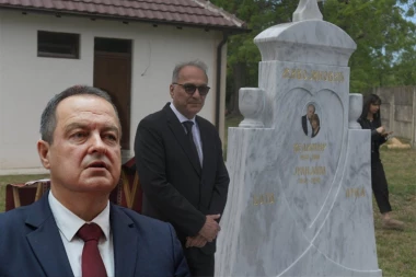 NISAM BIO NA SAHRANI, OVO JE ZA MENE SAHRANA: Sin Bate Živojinovića otvorio dušu u Koraćici, Ivica Dačić položio VENAC na grob slavnog glumca! (VIDEO)