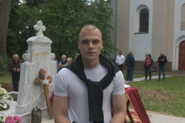 SAMO JEDAN KOLEGA NA ISPRAĆAJU ŽIVOJINOVIĆA! Mladi glumac poručio: "Danas sam ovde iz poštovanja prema Bati!" (VIDEO+FOTO)