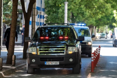 AVION SA DUŠKOM KNEŽEVIĆEM SLETEO U PODGORICU: Crnogorski biznismen sproveden u zgradu Višeg suda (VIDEO)