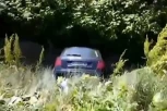 HIT SNIMAK! Automobil PARKIRAN U POTOKU  izazvao haos na društvenim mrežama! (VIDEO)