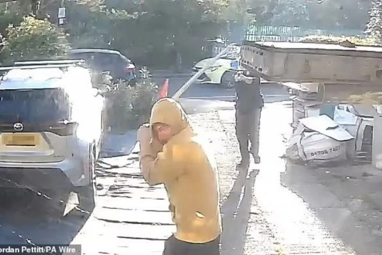 POGLEDAJTE DRAMATIČAN SNIMAK KAD JE UBIJENO DETE! Čovek sa mačetom UBIO, tinejdžera, policajci teško povređeni!