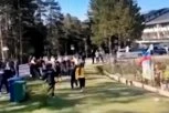 DECA DOŠLA DA SE IGRAJU, A ONI DA SE BIJU! Pogledajte snimak divljačke tuče roditelja na dečjem fudbalskom turniru "Zlatibor kup"! JEDNOM DETETU RAZBILI GLAVU! (VIDEO)