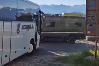 VOZAČ ŠKOLSKOG AUTOBUSA BIO DROGIRAN! Užas na putu, učenica poginula, a više od 24 vršnjaka povređeno kada se vozilo prevrnulo