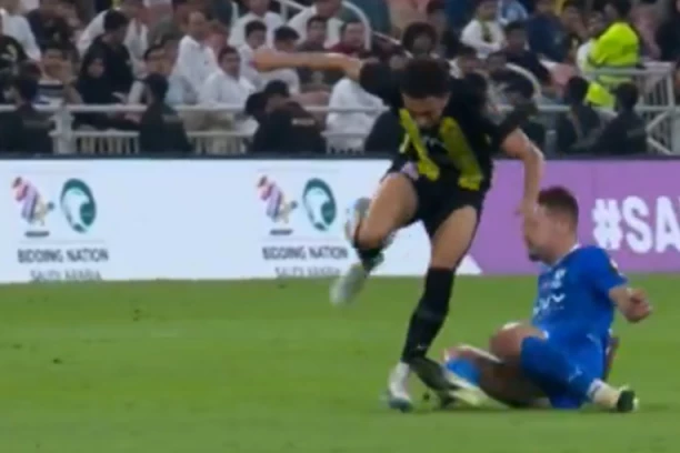 MILINKOVIĆ SAVIĆ UMALO POLOMIO NOGU PROTIVNIKU: Sergej isključen zbog horor starta! (VIDEO)