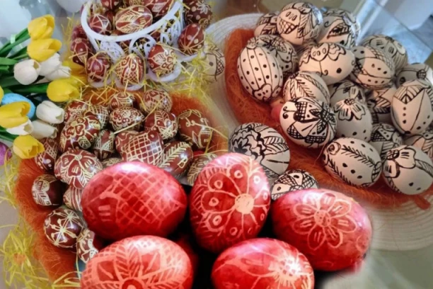VELIKI PETAK - DAN KADA SRPSKE DOMAĆICE POSTAJU UMETNICE: Pogledajte kako izgleda TRADICIONALNO ŠARANJE JAJA: Sve što vam treba su sveća, vosak i "pisaljka" (VIDEO)
