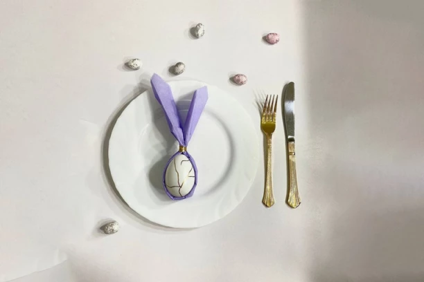 NAPRAVITE ZEKE U TANJIRU: Ideja od JEDNE salvete učiniće sto OTMENIJIM (VIDEO)