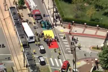 SUDAR AUTOBUSA I TERENSKOG VOZILA, JEDNA OSOBA POGINULA: Užas na drumu, 32 osobe na putu za bolnicu!