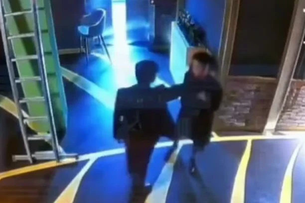 KAMERE OBORILE TVRDNJE BIVŠEG MINISTRA: Zabeleženi poslednji trenuci života zlostavljane supruge poznatog političara (VIDEO)