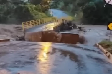 VODENA STIHIJA NOSI ŽIVOTE KAO OD ŠALE: Bujice razaraju Nepal i Indiju, preko 2000 hitno evakuisano!