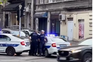 ŠOKANTNO HAPŠENJE NA DORĆOLU: Policija uh privela zbog KOBASICA I PIVA!