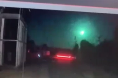 MISTERIOZNA PLAVA SVETLOST NA NEBU IZNAD UKRAJINE! Noć se pretvorila u dan! Bljesak nije pratila nikakva eksplozija, šta se dešava? (VIDEO)