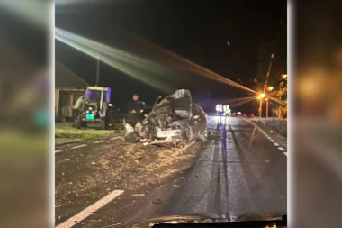 AUDI PREPOLOVLJEN! Sudar automobila i traktora kod Mladenovca! (FOTO)