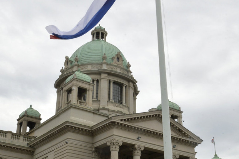 NASILJE U SKUPŠTINI! Predstavnici opozicije prave haos i lome javnu imovinu!