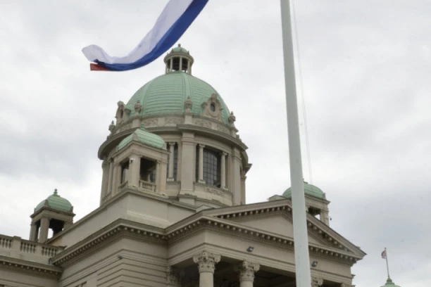 NASILJE U SKUPŠTINI! Predstavnici opozicije prave haos i lome javnu imovinu!