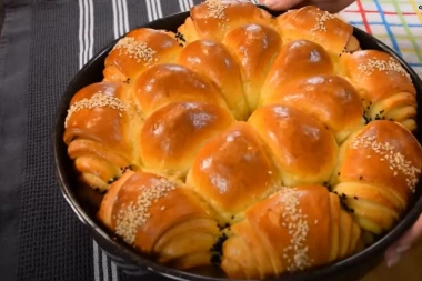 VASKRŠNJA POGAČA RECEPT DO DETALJA: Gotova za 35 minuta, mekana kao duša - OBAVEZNA na trpezi u nedelju! (FOTO/VIDEO)