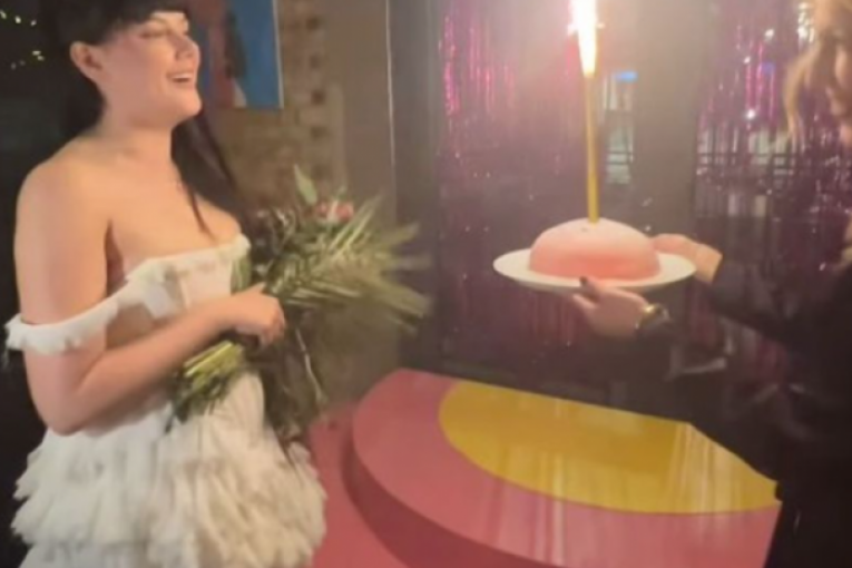 Teya Dora na proslavi 32. rođendana