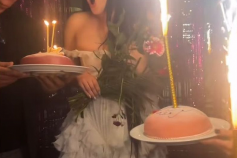 Teya Dora na proslavi 32. rođendana