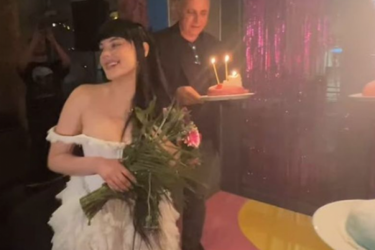 Teya Dora na proslavi 32. rođendana