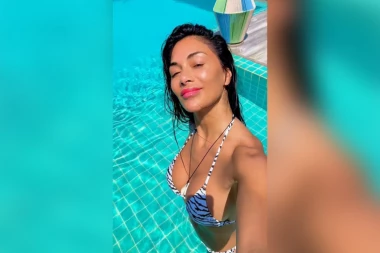 NAJZGODNIJA PEVAČICA NA SVETU STOJI NA GLAVI I ŠIRI NOGE: Snimljen svaki deo TELA, fras za frasom (VIDEO)