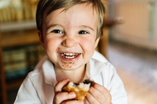 SLATKIŠ KOJI DECA ZA VASRKS TAMANE MOŽE DA BUDE OPASAN PO ZDRAVLJE: Ako pojedu previše, ovo su POSLEDICE
