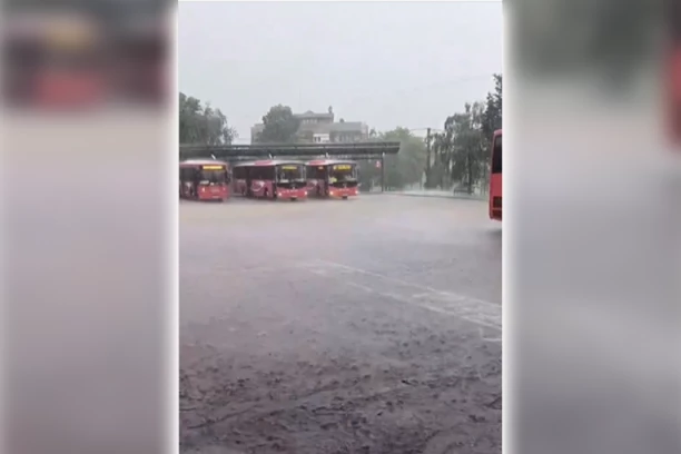 GRAD POTUKAO LAZAREVAC! Počelo nevreme u Srbiji! CRNI OBLAK NAD BEOGRADOM! (VIDEO)