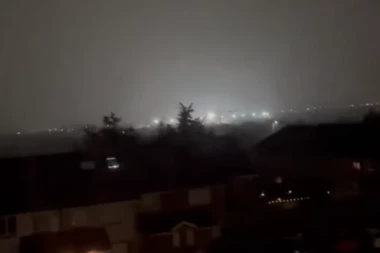 NEBO SE SMRKLO! APOKALIPTIČNA SCENA, TMINA NAD PRESTONICOM! Oluja pustoši sve pred sobom, gromovi paraju oblake! (VIDEO)