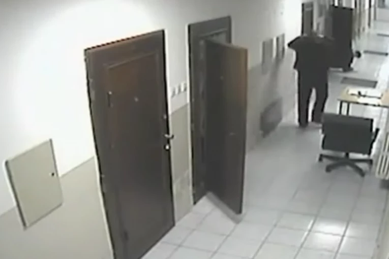 NEVIĐEN SNIMAK POKUŠAJA BEKSTVA SRETKA KALINIĆA IZ ZATVORA! Stavio krpu u usta čuvaru, oteo mu i odeću i izšetao kroz hodnik (VIDEO)