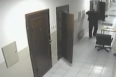 NEVIĐEN SNIMAK POKUŠAJA BEKSTVA SRETKA KALINIĆA IZ ZATVORA! Stavio krpu u usta čuvaru, oteo mu i odeću i izšetao kroz hodnik (VIDEO)