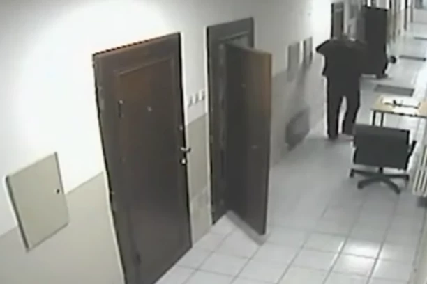 NEVIĐEN SNIMAK POKUŠAJA BEKSTVA SRETKA KALINIĆA IZ ZATVORA! Stavio krpu u usta čuvaru, oteo mu i odeću i izšetao kroz hodnik (VIDEO)