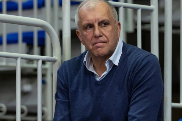 ŽELJKO OBRADOVIĆ GLEDA TOP8 EVROLIGE SA TRIBINA: A, mogao je sa klupe... (FOTO)