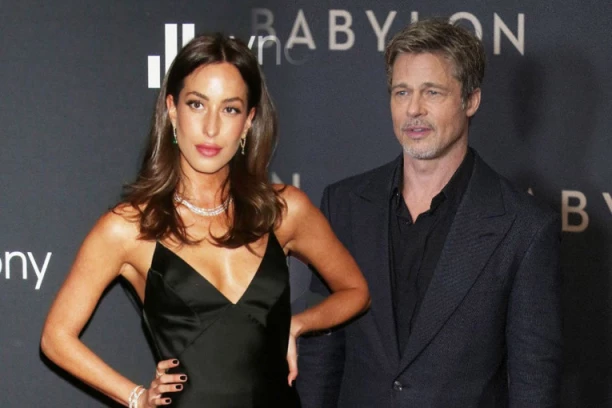 TAKO TO RADE ZALJUBLJENI: Bred Pit zagrljen s 26 godina mlađom devojkom Ines! USKLADILI ODEVNE KOMBINACIJE, pa prošetali plažom (FOTO)