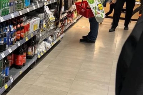 BLJAK, UŽAS, FUJČINA! Čovek kupio OMILJENU hranu u konzervi, a unutra JEZIVO STVORENJE! Hitno reagovala inspekcija