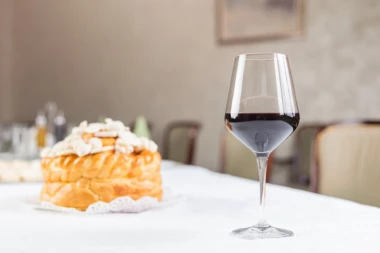 NA VELIKU SUBOTU TRADICIONALNO SE PRAVI USKRŠNJAK: Evo šta je to i kako se mesi (RECEPT)