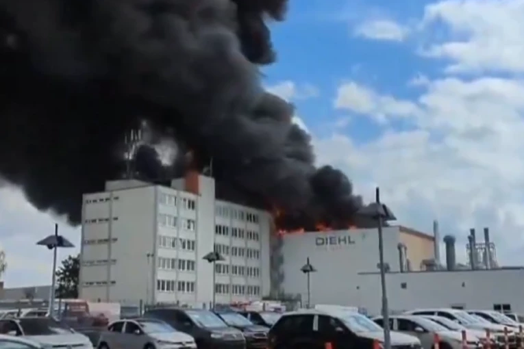 VELIKI POŽAR SA TOKSIČNIM DIMOM: Gori zgrada poznate kompanije (VIDEO)