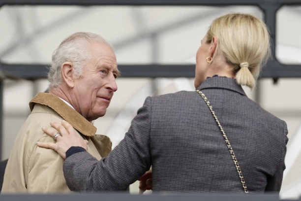 LEPA MLADA PLAVUŠA U ZAGRLJAJU KRALJA ČARLSA: Monarh razvukao osmeh od uveta do uveta, ko je ona? OVO znači samo JEDNO! (VIDEO)