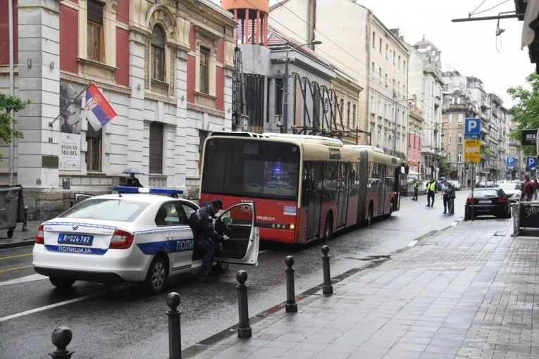 KRVOPROLIĆE U BEOGRADU! Mladić (22) bez ikakvog povoda uboden nožem u autobusu 59, lekari mu se bore za život!