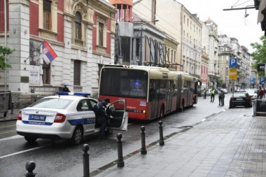KRVOPROLIĆE U BEOGRADU! Mladić (22) bez ikakvog povoda uboden nožem u autobusu 59, lekari mu se bore za život!