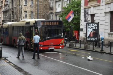 AUTOBUS GSP UDARIO ŽENU KOD ATELJEA 212! Hitno prevezena u bolnicu! (VIDEO)