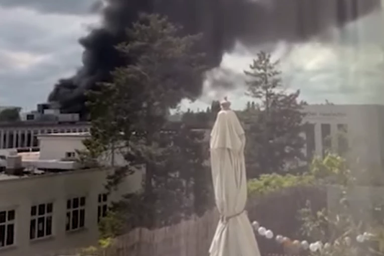 UZBUNA U GLAVNOM GRADU NEMAČKE! Građani Berlina u velikoj OPASNOSTI?! Stižu HITNE poruke stanovništvu, evo gde ide GUSTI CRNI DIM! (VIDEO)