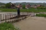 POSLE KRIV ĐAVO! Pogledajte jeziv snimak iz Svrljiga! ČOVEK PRELAZI MOST USLED JAKE BUJICE! (VIDEO)