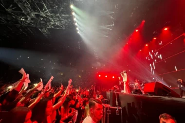 ŠOK NA KONCERTU DRAGANE MIRKOVIĆ! Pevačica HITNO prekinula sve, u publici nastao OPŠTI HAOS zbog nje! (VIDEO)