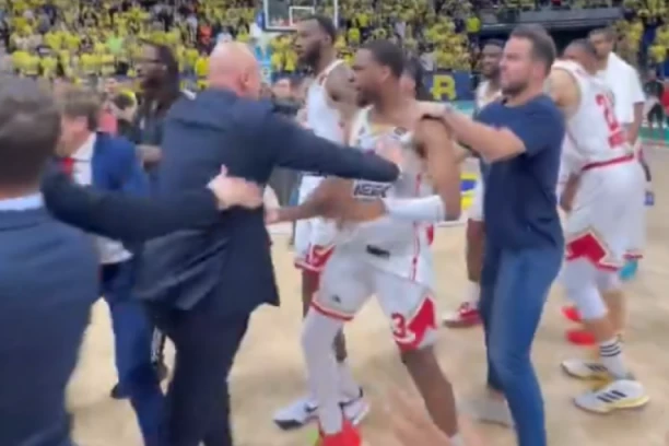 LUDNICA U ISTANBULU! OBRADOVIĆ JEDVA SMIRIO IGRAČE DA SE NE POBIJU SA BESNIM NAVIJAČIMA FENERA! Gudurić umalo od tragičara postao heroj! (VIDEO)