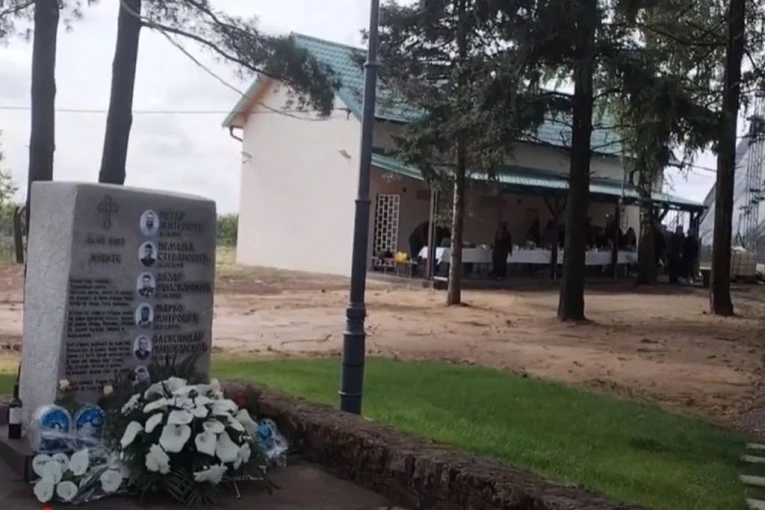 POLOŽILI CVEĆE I ZAPALILI SVEĆE: Porodice i prijatelji nastradalih u Malom Orašju došli na mesto gde su izgubili NAJMILIJE (VIDEO)