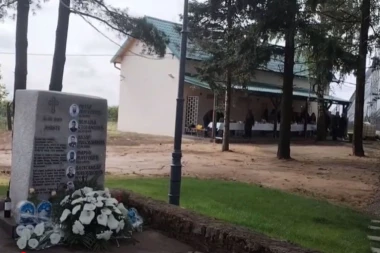 POLOŽILI CVEĆE I ZAPALILI SVEĆE: Porodice i prijatelji nastradalih u Malom Orašju došli na mesto gde su izgubili NAJMILIJE (VIDEO)