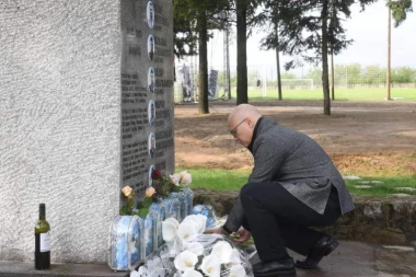 "SRBIJA VAS, DECO, NIKAD NEĆE PREŽALITI" Prеmijеr Vučеvić položio cvеćе na spomеnik stradalima u Malom Orašju (FOTO)