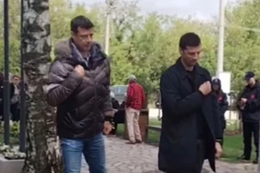 SRCE DA PREPUKNE OD TUGE! Roditelji ubijene dece iz Ribnikara u Malom Orašju: Položili cveće na mesto gde je stradalo devet mladih duša! (VIDEO)