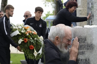 RODITELJI NASTRADALE DECE IZ "RIBNIKARA", ORAŠJA I DUBONE PLAČU NA SAV GLAS! Ujedinjeni u bolu žale za najmilijima: OVO SU PRIZORI KOJI SLAMAJU SRCA! (FOTO)