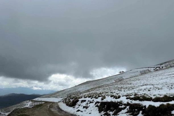 VIDELI SMO SNEG U MAJU! Neverovatne slike sa Bjelasice uoči Đurđevdana, obeleli vrhovi Troglava i Zekova Glava (FOTO)