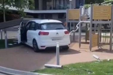 ČOVEK KOLIMA ULETEO U DEČJE IGRALIŠTE! Jeziva scena u Beogradu - očevidac tvrdi da je vozač pijan! (VIDEO)